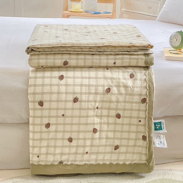 91家纺网 家纺一手货源 找家纺 2025新款全棉60支单层纱花边夏被 草莓格