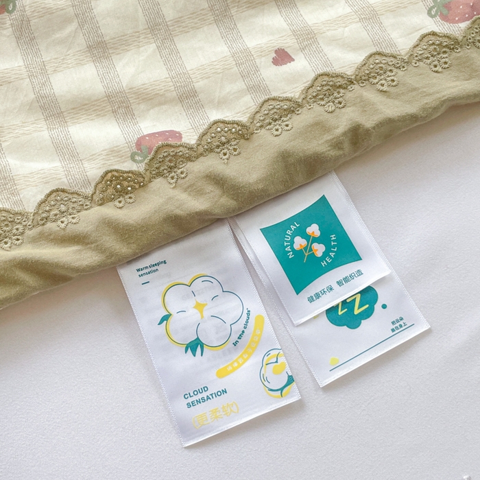 91家纺网 家纺一手货源 找家纺 2025新款全棉60支单层纱花边夏被 草莓格