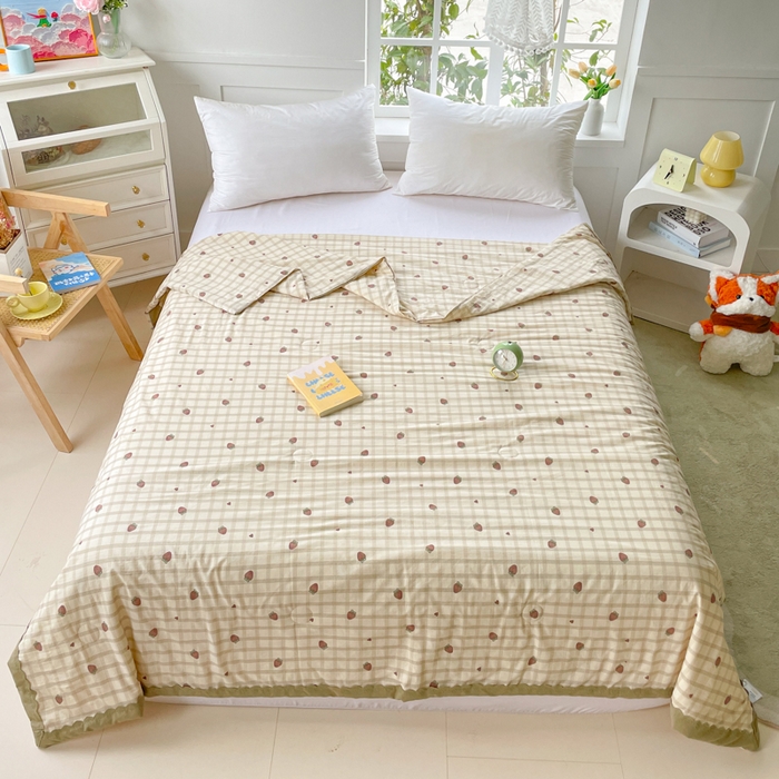 91家纺网 家纺一手货源 找家纺 2025新款全棉60支单层纱花边夏被 草莓格