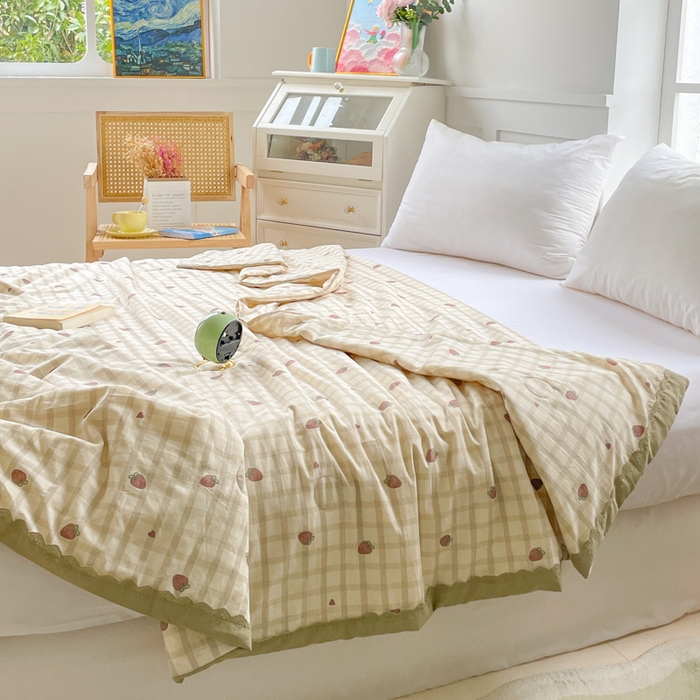 91家纺网 家纺一手货源 找家纺 2025新款全棉60支单层纱花边夏被 草莓格