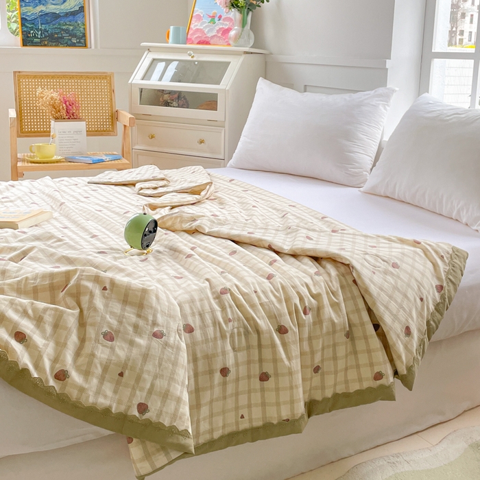 91家纺网 家纺一手货源 找家纺 2025新款全棉60支单层纱花边夏被 草莓格