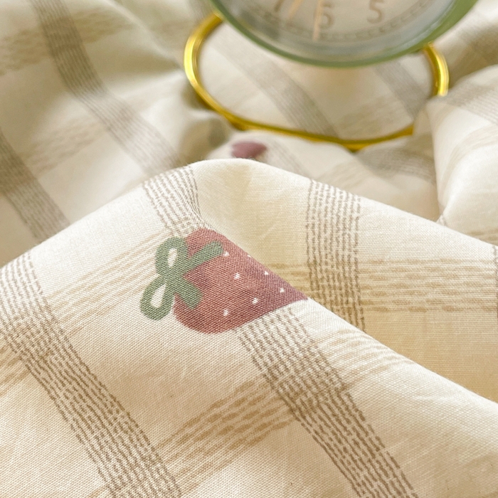 91家纺网 家纺一手货源 找家纺 2025新款全棉60支单层纱花边夏被 草莓格