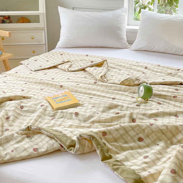 91家纺网 家纺一手货源 找家纺 2025新款全棉60支单层纱花边夏被 草莓格