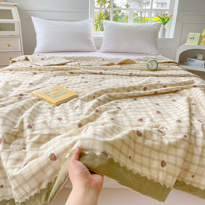 91家纺网 家纺一手货源 找家纺 2025新款全棉60支单层纱花边夏被 草莓格