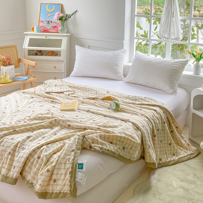 91家纺网 家纺一手货源 找家纺 2025新款全棉60支单层纱花边夏被 草莓格