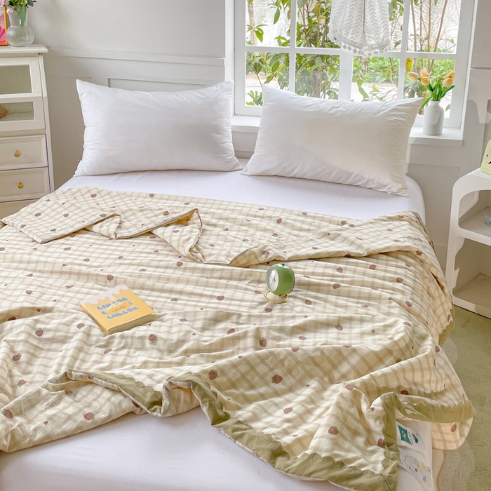 2025新款全棉60支单层纱花边夏被 草莓格