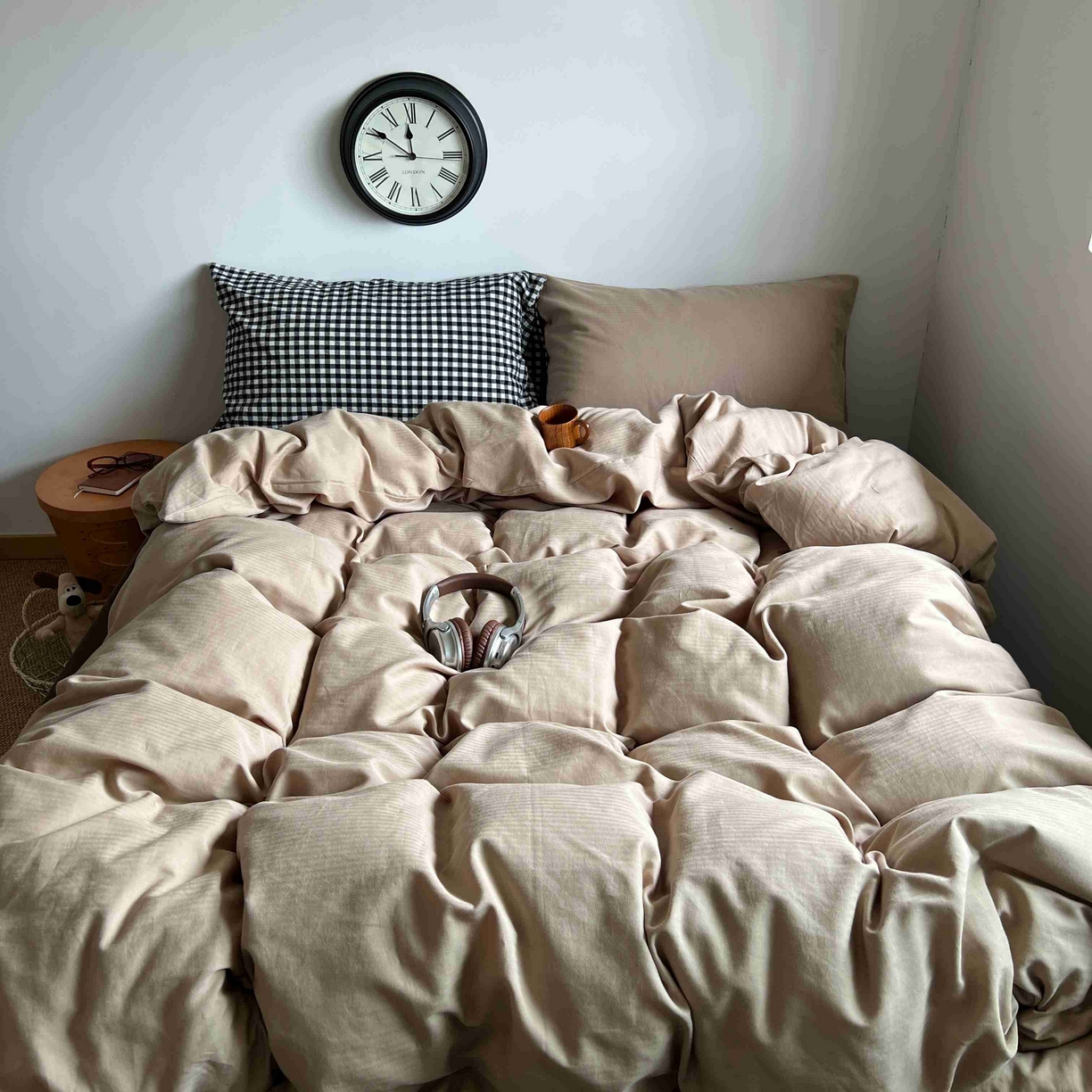 91家纺网 家纺一手货源 找家纺 2025新款全棉人字纹四件套（茶色山野） 茶色山野（黑小格混搭奶咖）