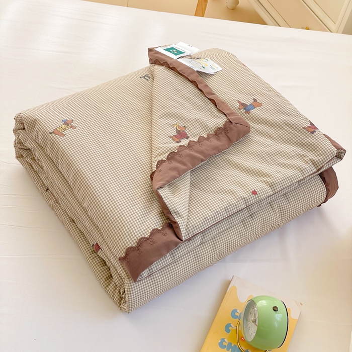 91家纺网 家纺一手货源 找家纺 2025新款全棉60支单层纱花边夏被 咖格狗