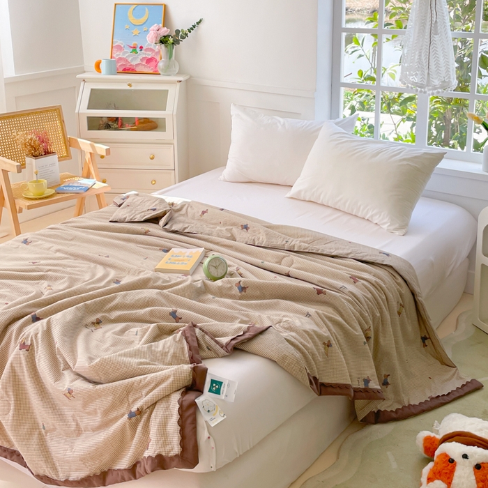 91家纺网 家纺一手货源 找家纺 2025新款全棉60支单层纱花边夏被 咖格狗