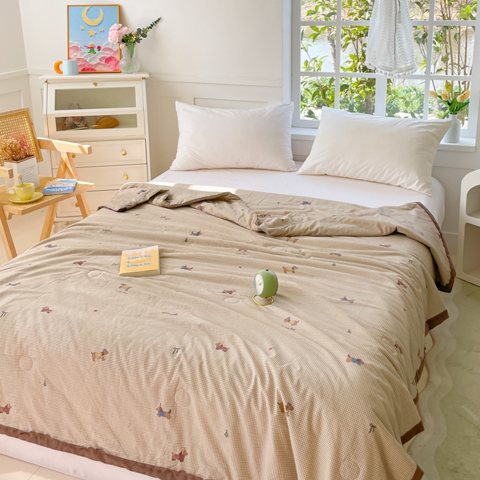 91家纺网 家纺一手货源 找家纺 2025新款全棉60支单层纱花边夏被 咖格狗