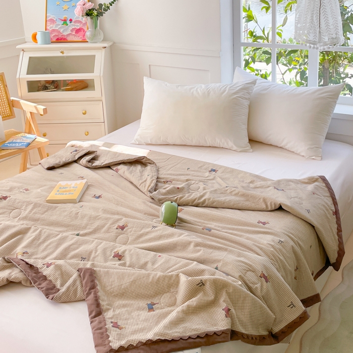 91家纺网 家纺一手货源 找家纺 2025新款全棉60支单层纱花边夏被 咖格狗