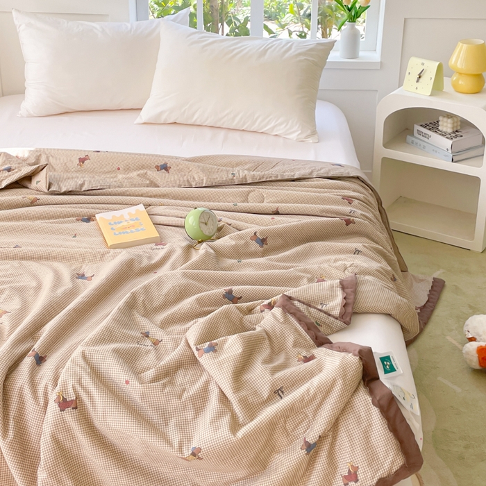 91家纺网 家纺一手货源 找家纺 2025新款全棉60支单层纱花边夏被 咖格狗