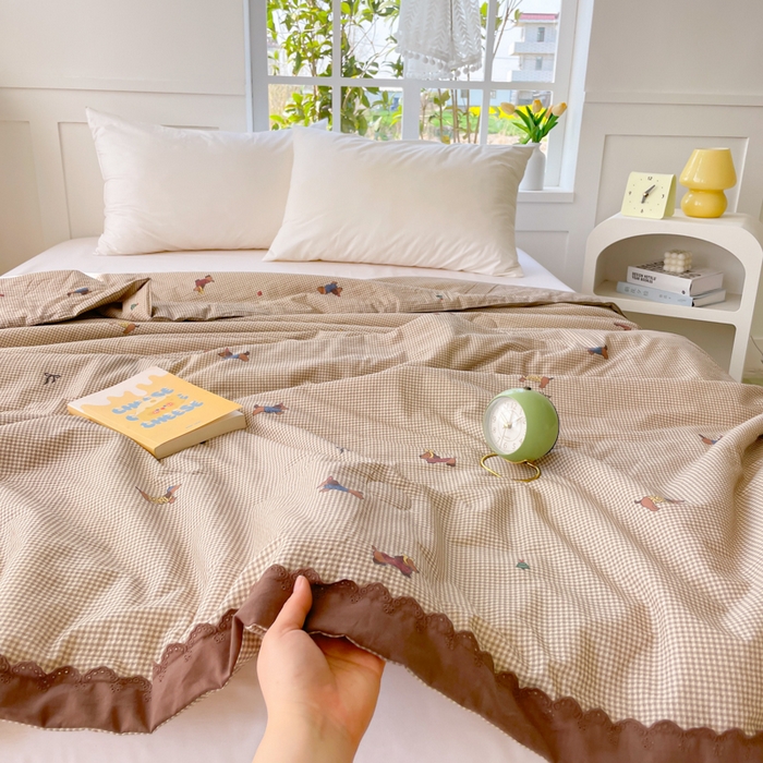 91家纺网 家纺一手货源 找家纺 2025新款全棉60支单层纱花边夏被 咖格狗