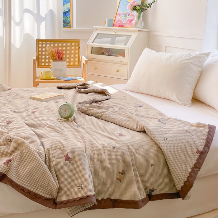 91家纺网 家纺一手货源 找家纺 2025新款全棉60支单层纱花边夏被 咖格狗