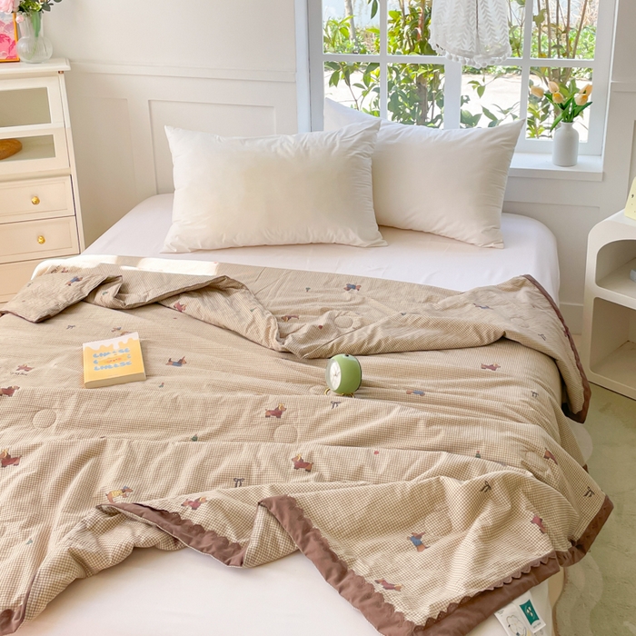 91家纺网 家纺一手货源 找家纺 2025新款全棉60支单层纱花边夏被 咖格狗