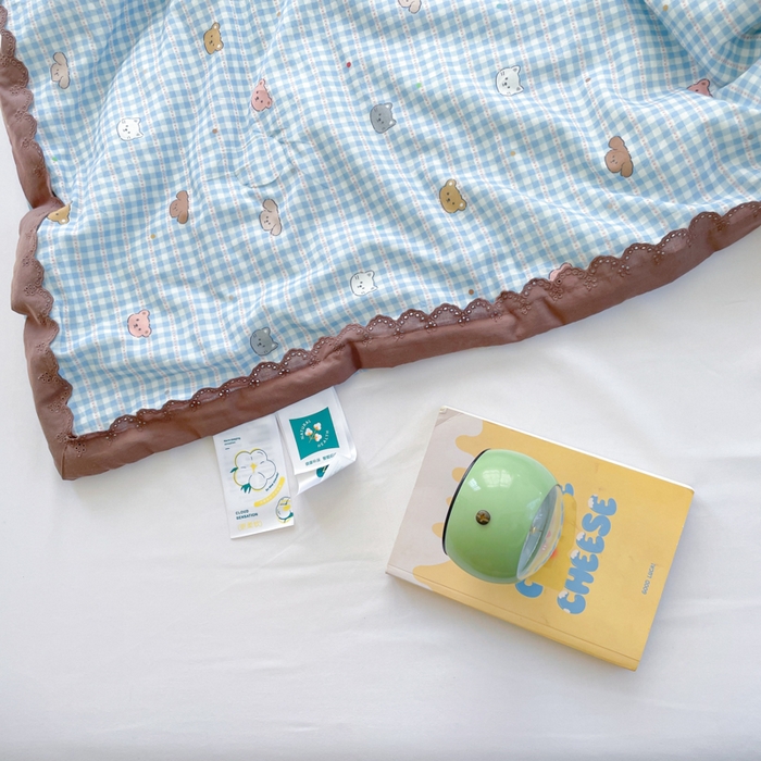 91家纺网 家纺一手货源 找家纺 2025新款全棉60支单层纱花边夏被 蓝格猫