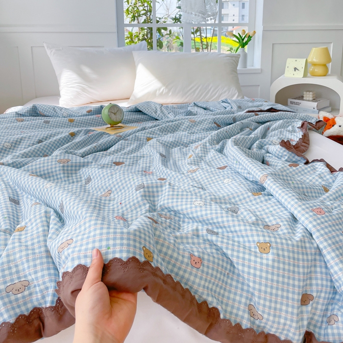 91家纺网 家纺一手货源 找家纺 2025新款全棉60支单层纱花边夏被 蓝格猫