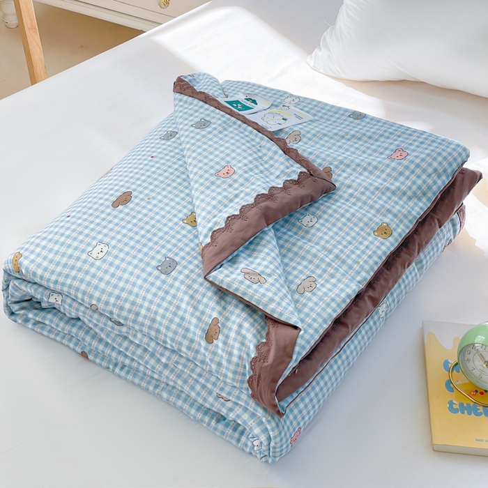 91家纺网 家纺一手货源 找家纺 2025新款全棉60支单层纱花边夏被 蓝格猫