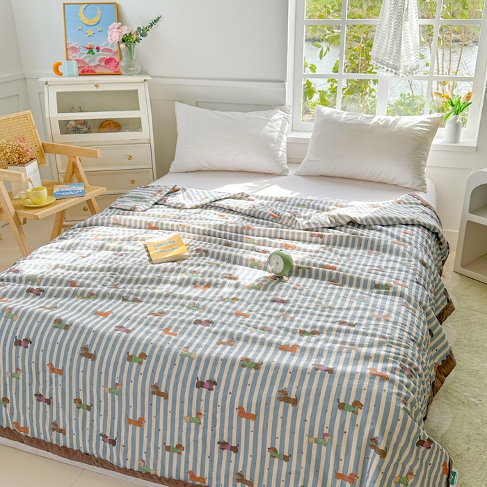 91家纺网 家纺一手货源 找家纺 2025新款全棉60支单层纱花边夏被 萌狗乐园