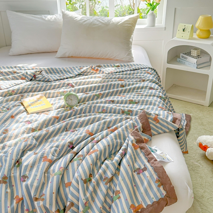 91家纺网 家纺一手货源 找家纺 2025新款全棉60支单层纱花边夏被 萌狗乐园