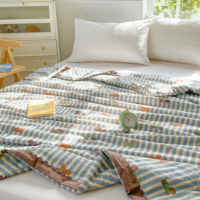 91家纺网 家纺一手货源 找家纺 2025新款全棉60支单层纱花边夏被 萌狗乐园