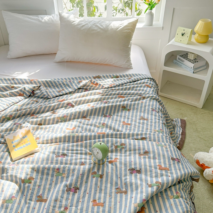 91家纺网 家纺一手货源 找家纺 2025新款全棉60支单层纱花边夏被 萌狗乐园