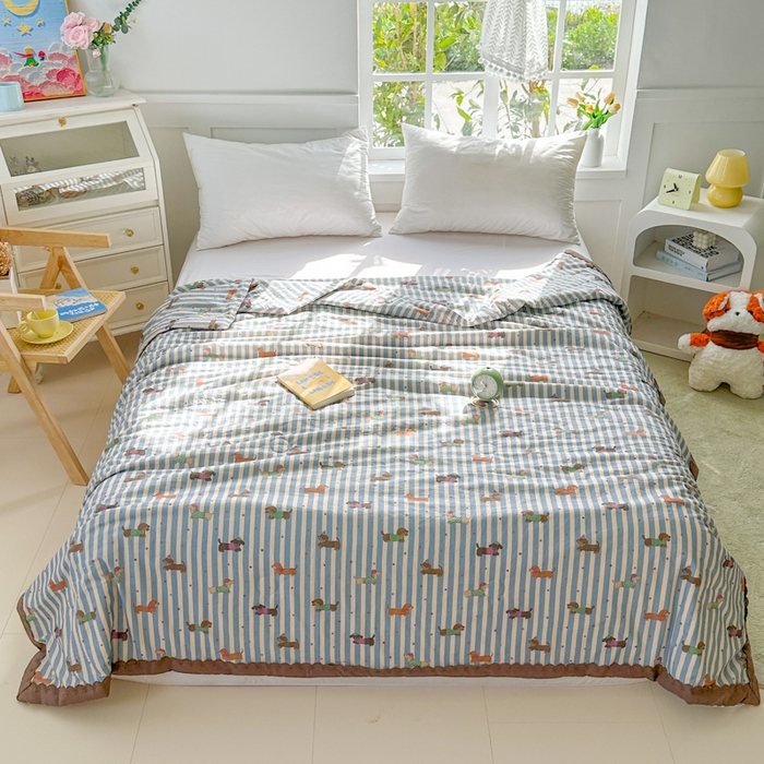 91家纺网 家纺一手货源 找家纺 2025新款全棉60支单层纱花边夏被 萌狗乐园