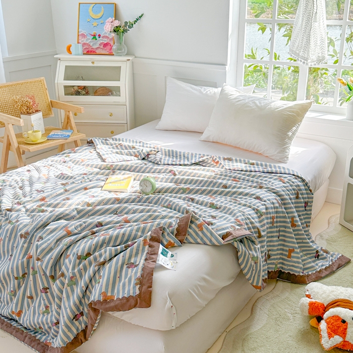 91家纺网 家纺一手货源 找家纺 2025新款全棉60支单层纱花边夏被 萌狗乐园