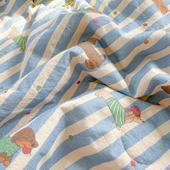 91家纺网 家纺一手货源 找家纺 2025新款全棉60支单层纱花边夏被 萌狗乐园