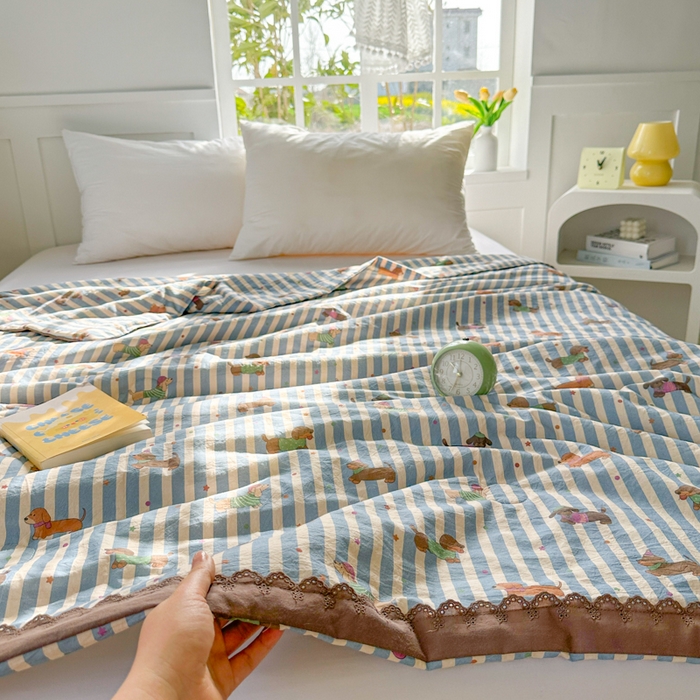 91家纺网 家纺一手货源 找家纺 2025新款全棉60支单层纱花边夏被 萌狗乐园