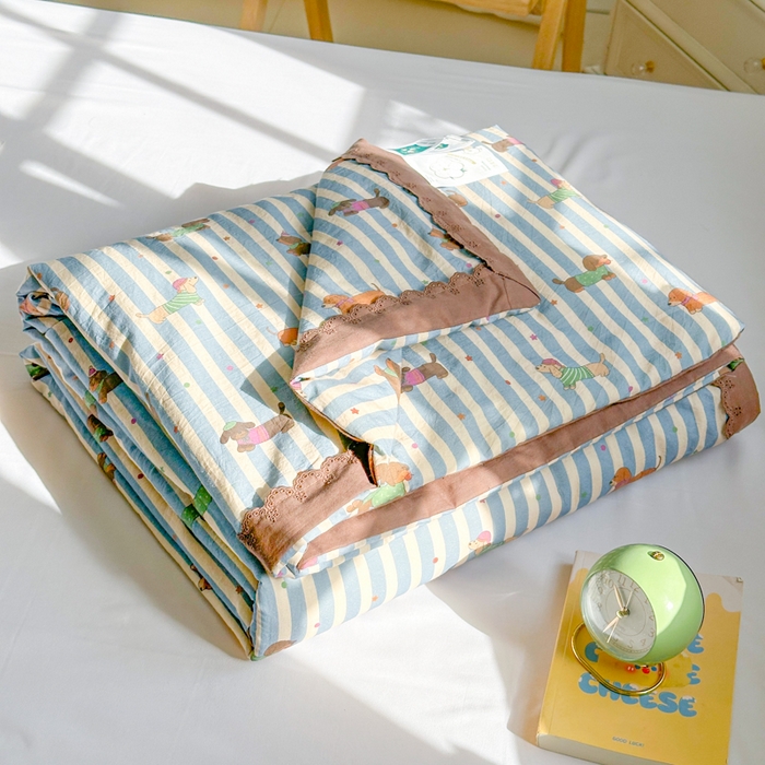 91家纺网 家纺一手货源 找家纺 2025新款全棉60支单层纱花边夏被 萌狗乐园