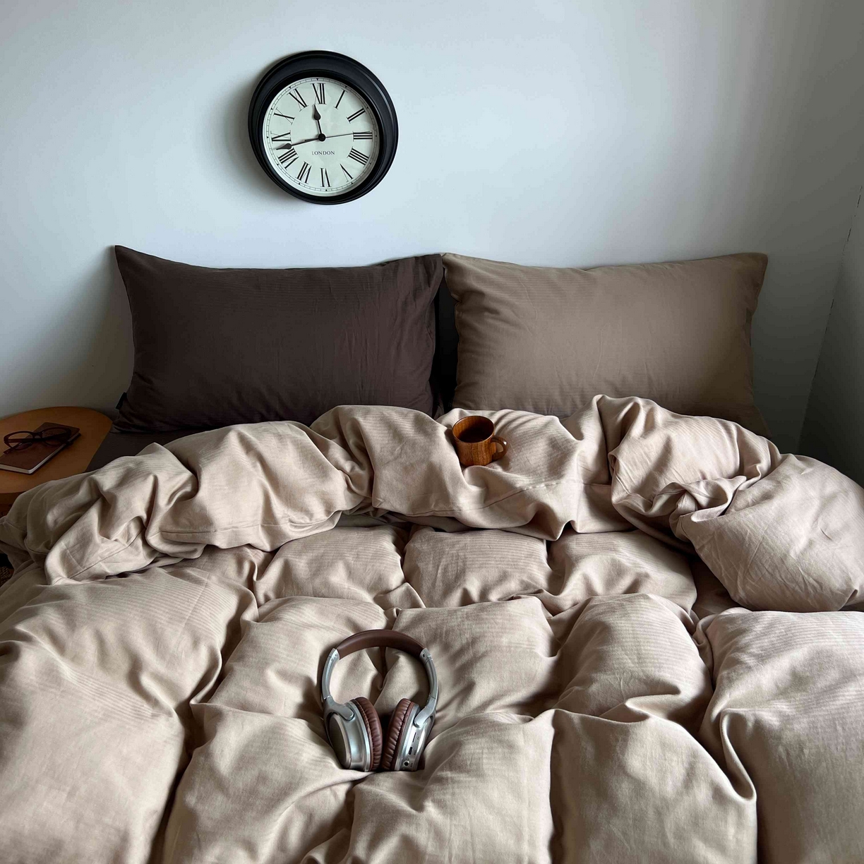 91家纺网 家纺一手货源 找家纺 2025新款全棉人字纹四件套（茶色山野） 茶色山野（纯色混搭）