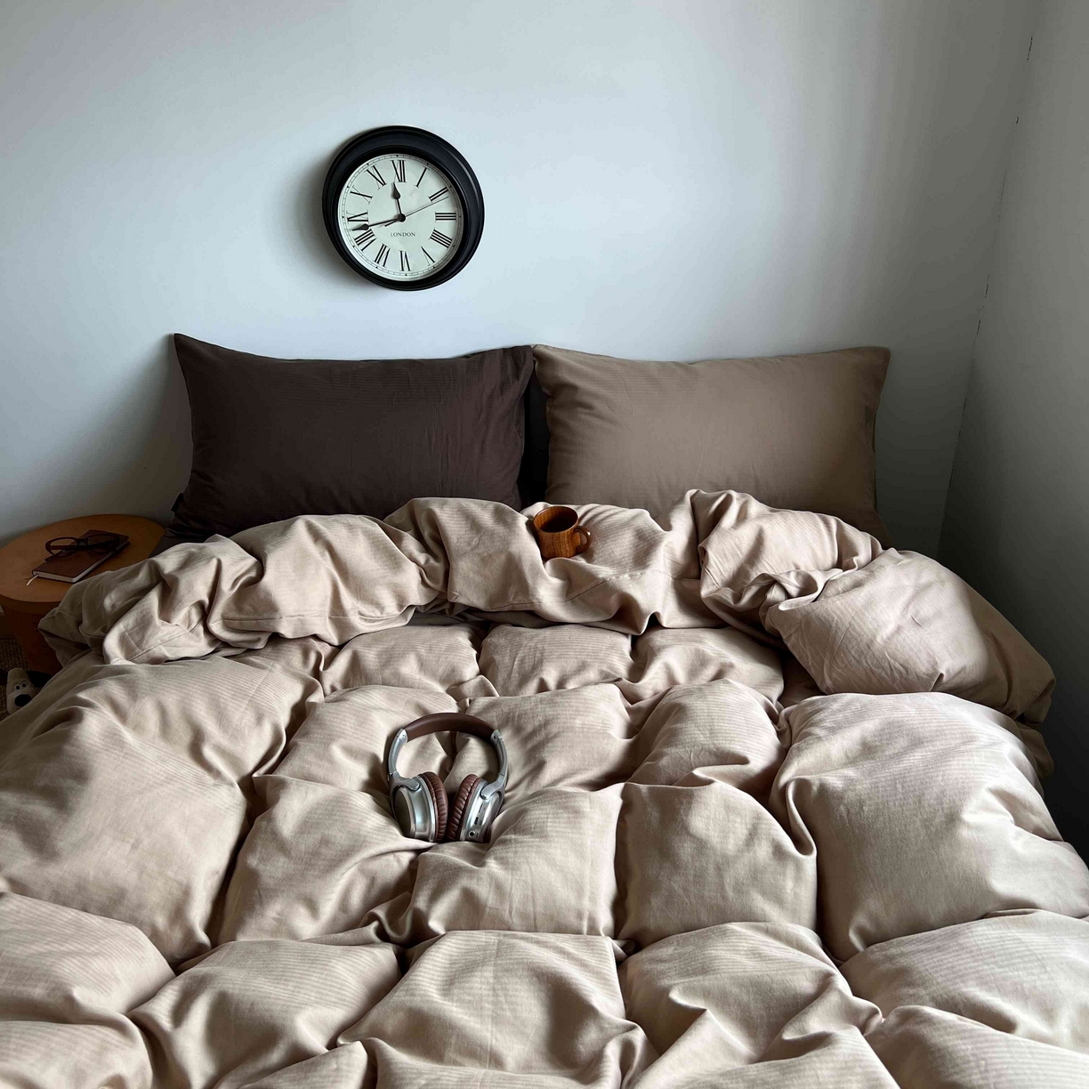 91家纺网 家纺一手货源 找家纺 2025新款全棉人字纹四件套（茶色山野） 茶色山野（纯色混搭）