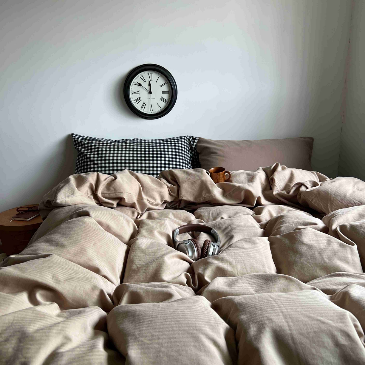 91家纺网 家纺一手货源 找家纺 2025新款全棉人字纹四件套（茶色山野） 茶色山野（黑小格混搭奶咖）