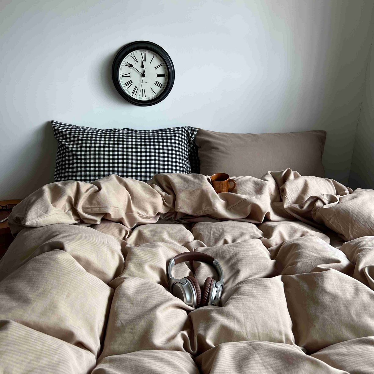 91家纺网 家纺一手货源 找家纺 2025新款全棉人字纹四件套（茶色山野） 茶色山野（黑小格混搭奶咖）