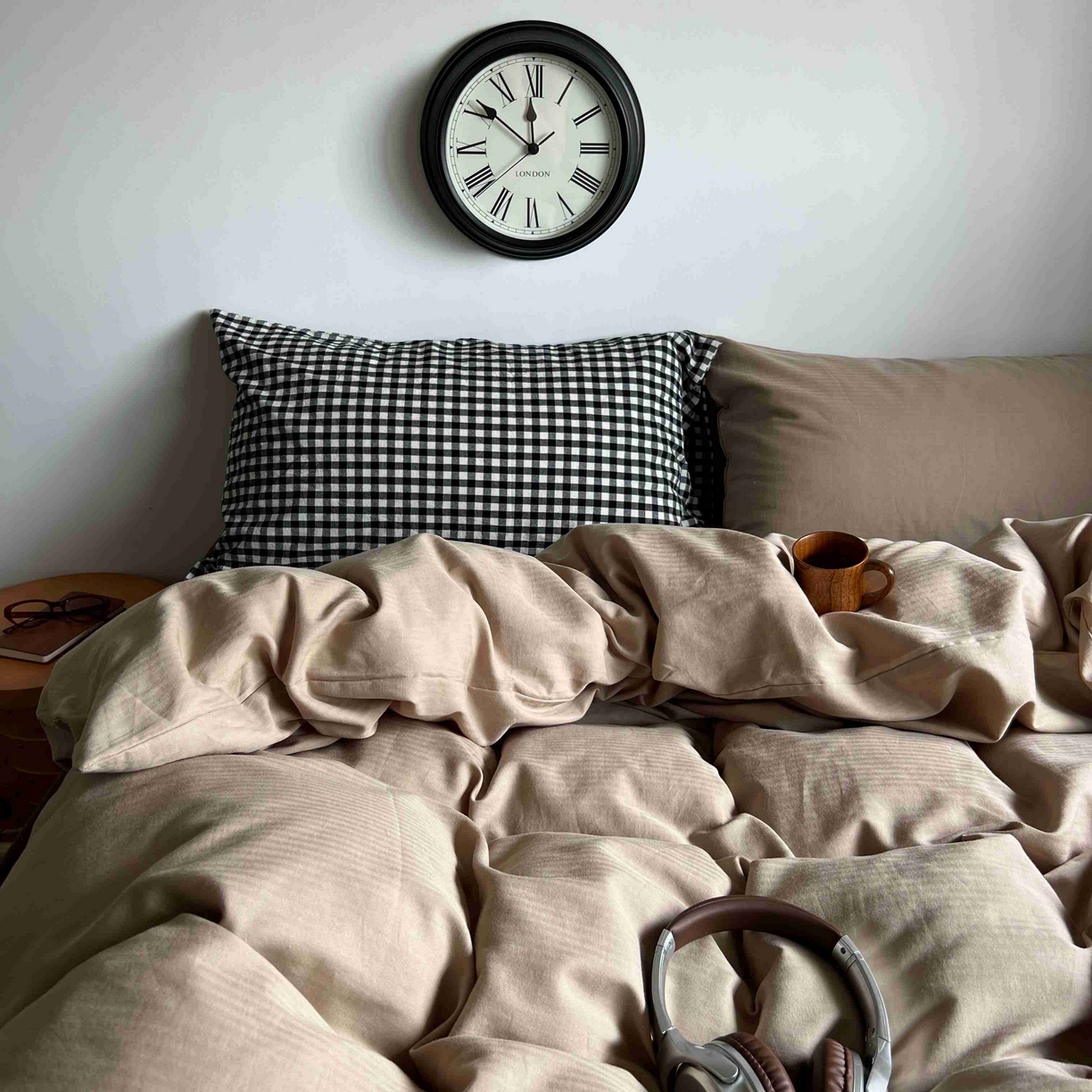 91家纺网 家纺一手货源 找家纺 2025新款全棉人字纹四件套（茶色山野） 茶色山野（黑小格混搭奶咖）