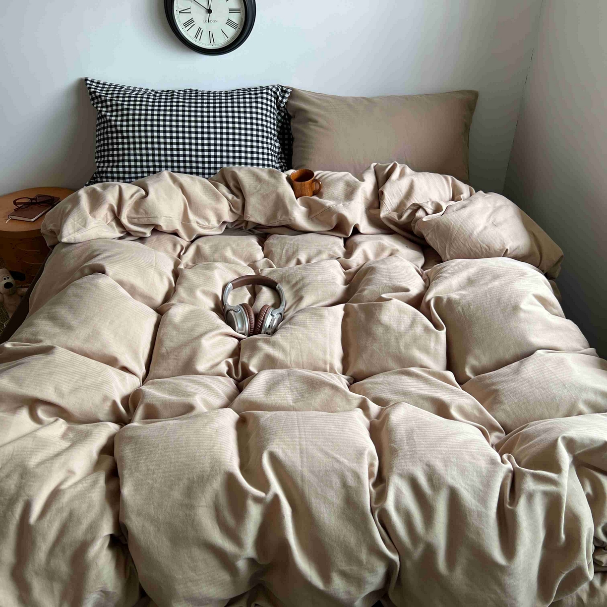 91家纺网 家纺一手货源 找家纺 2025新款全棉人字纹四件套（茶色山野） 茶色山野（黑小格混搭奶咖）