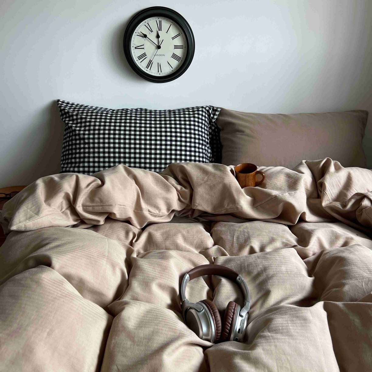 91家纺网 家纺一手货源 找家纺 2025新款全棉人字纹四件套（茶色山野） 茶色山野（黑小格混搭奶咖）