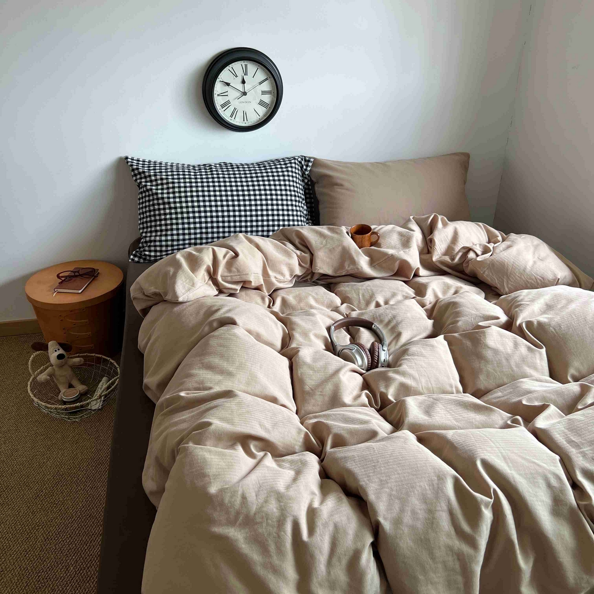 91家纺网 家纺一手货源 找家纺 2025新款全棉人字纹四件套（茶色山野） 茶色山野（黑小格混搭奶咖）