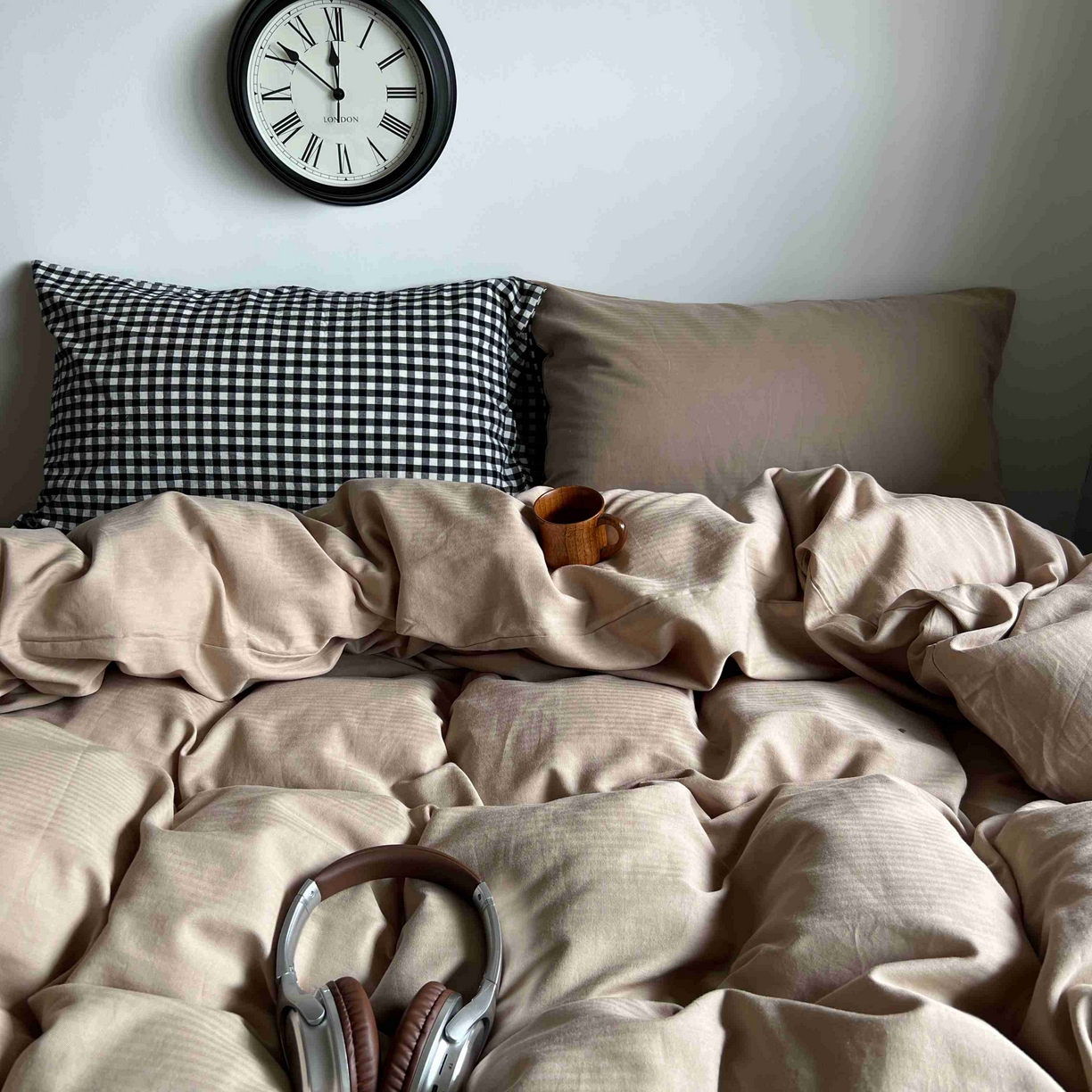 91家纺网 家纺一手货源 找家纺 2025新款全棉人字纹四件套（茶色山野） 茶色山野（黑小格混搭奶咖）