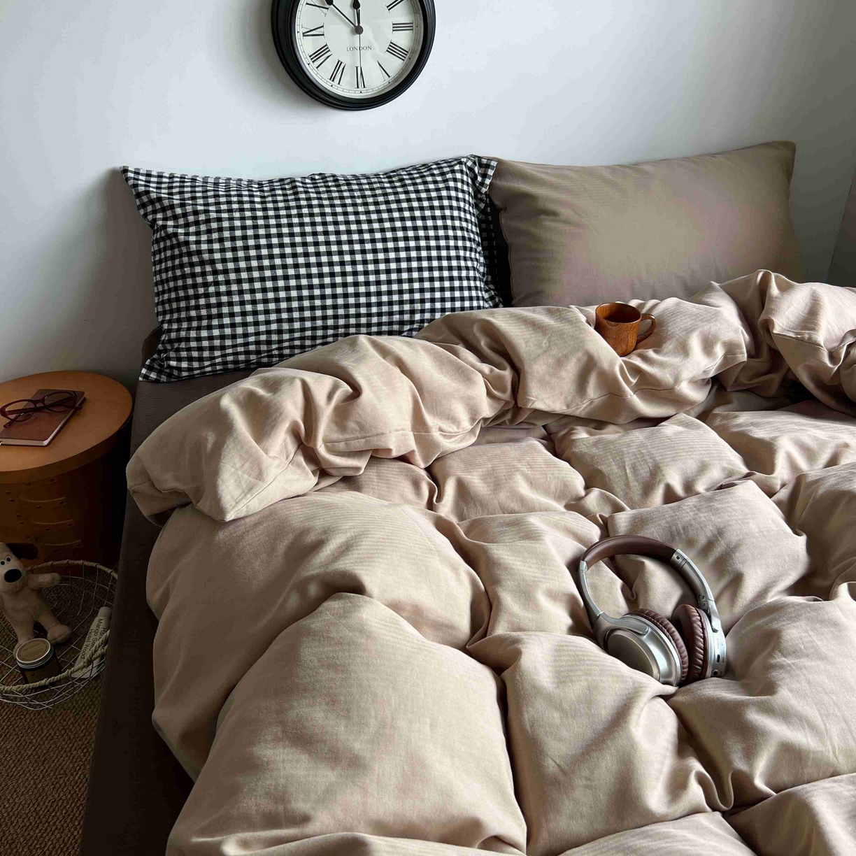 91家纺网 家纺一手货源 找家纺 2025新款全棉人字纹四件套（茶色山野） 茶色山野（黑小格混搭奶咖）