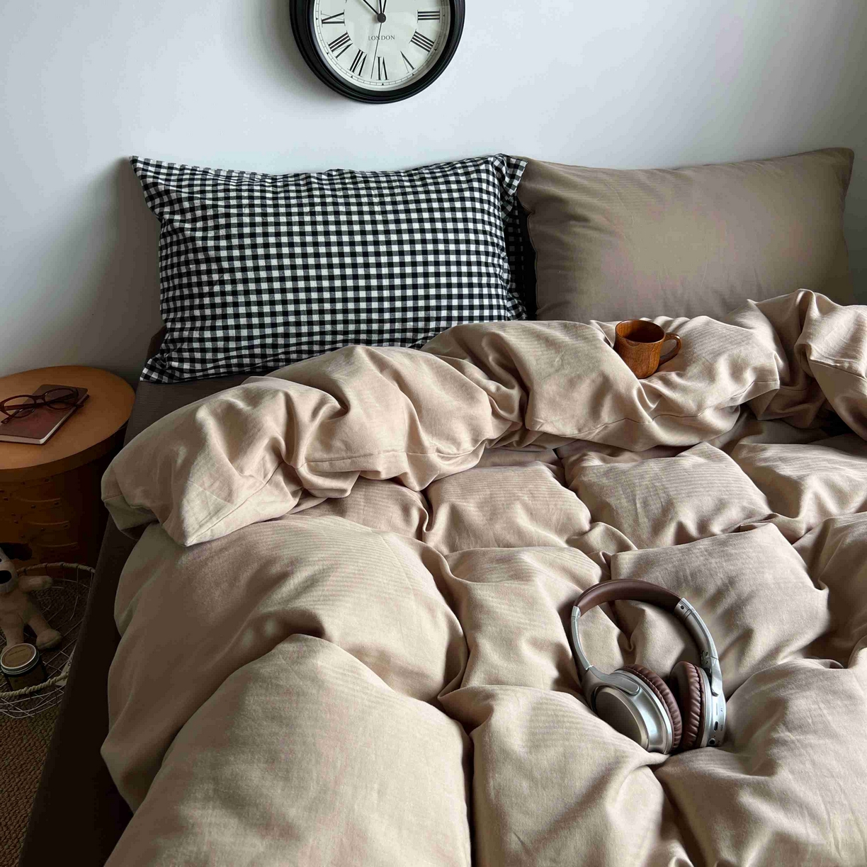 91家纺网 家纺一手货源 找家纺 2025新款全棉人字纹四件套（茶色山野） 茶色山野（黑小格混搭奶咖）