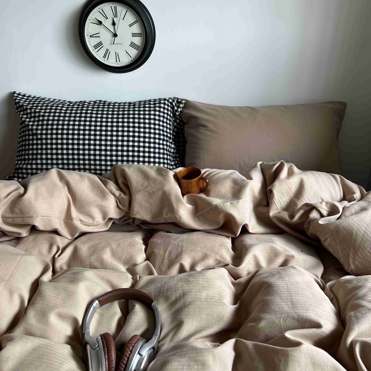 91家纺网 家纺一手货源 找家纺 2025新款全棉人字纹四件套（茶色山野） 茶色山野（黑小格混搭奶咖）