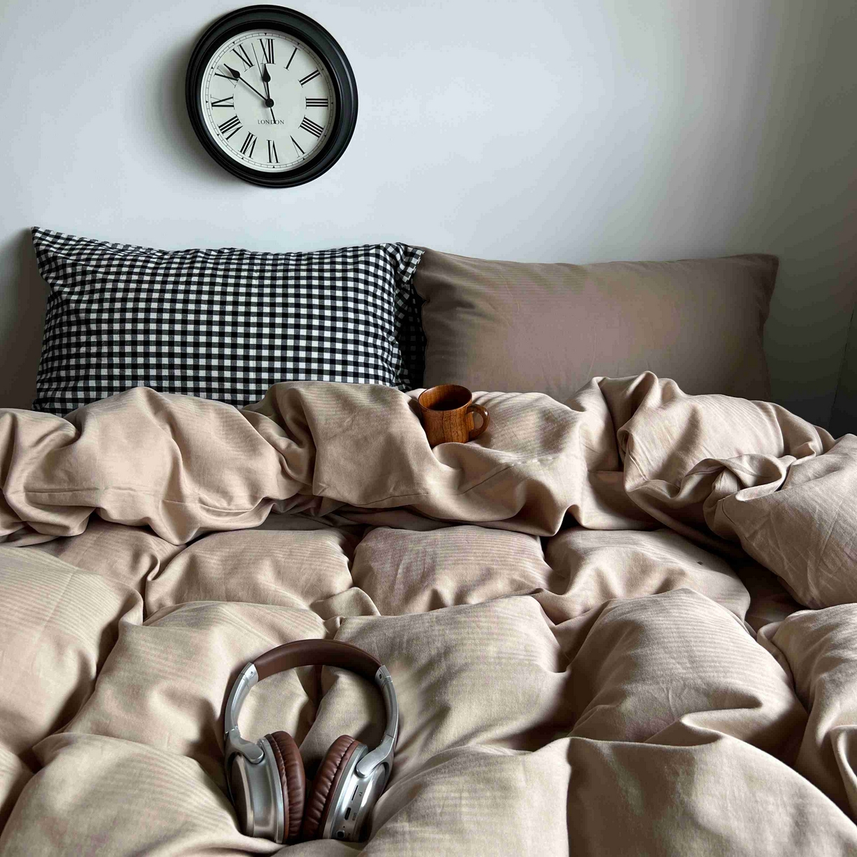 91家纺网 家纺一手货源 找家纺 2025新款全棉人字纹四件套（茶色山野） 茶色山野（黑小格混搭奶咖）