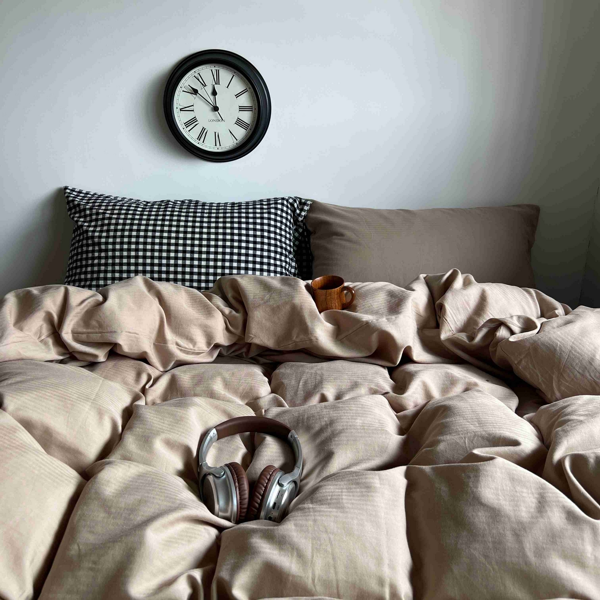 91家纺网 家纺一手货源 找家纺 2025新款全棉人字纹四件套（茶色山野） 茶色山野（黑小格混搭奶咖）