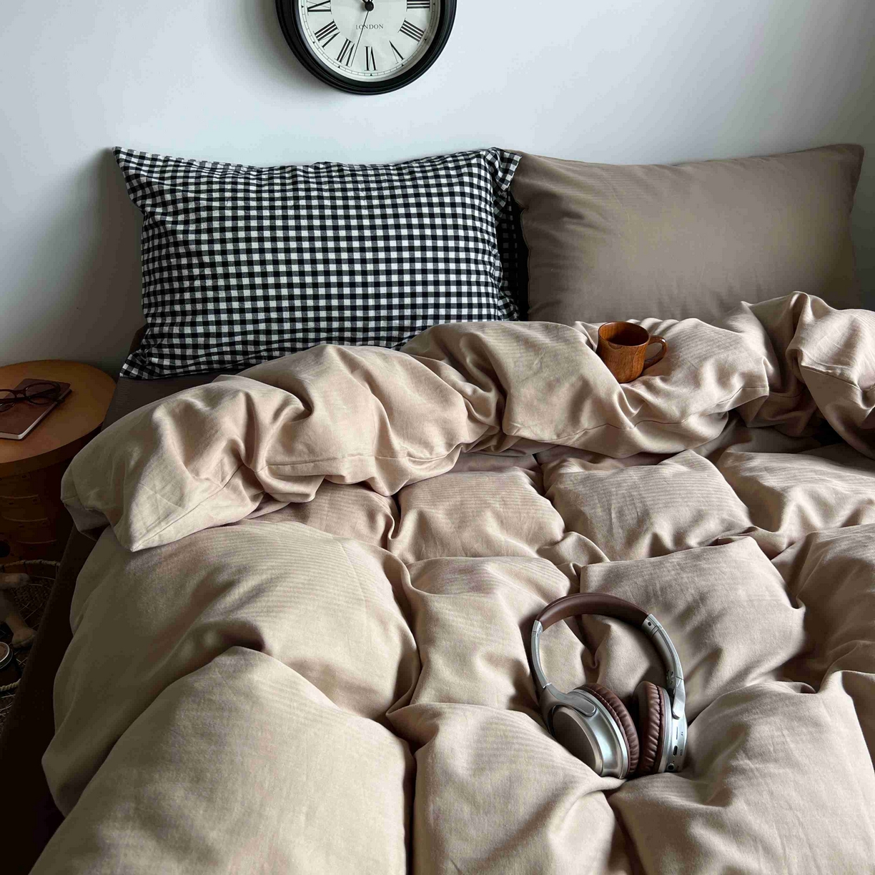 91家纺网 家纺一手货源 找家纺 2025新款全棉人字纹四件套（茶色山野） 茶色山野（黑小格混搭奶咖）