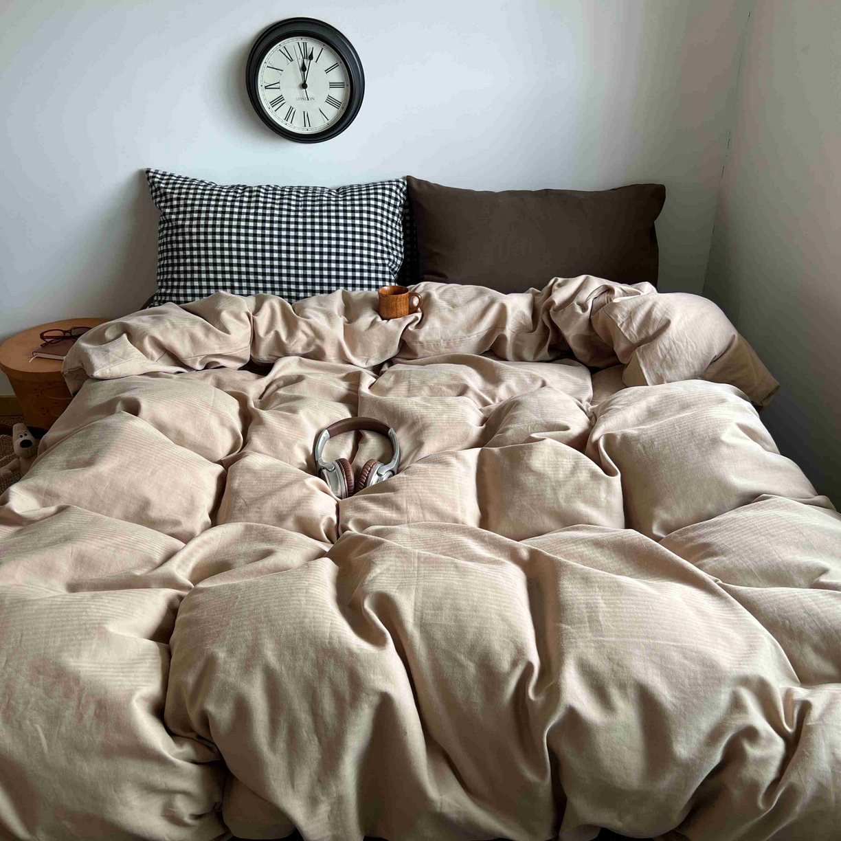 91家纺网 家纺一手货源 找家纺 2025新款全棉人字纹四件套（茶色山野） 茶色山野（黑小格混搭深棕）