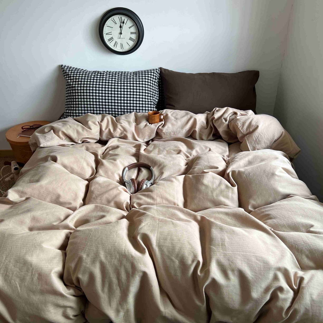 91家纺网 家纺一手货源 找家纺 2025新款全棉人字纹四件套（茶色山野） 茶色山野（黑小格混搭深棕）