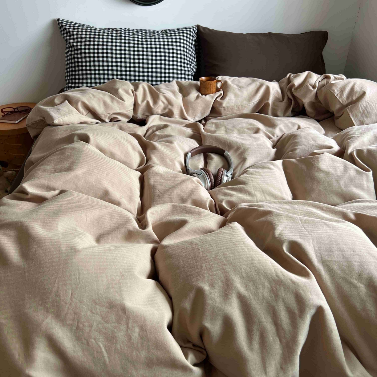 91家纺网 家纺一手货源 找家纺 2025新款全棉人字纹四件套（茶色山野） 茶色山野（黑小格混搭深棕）