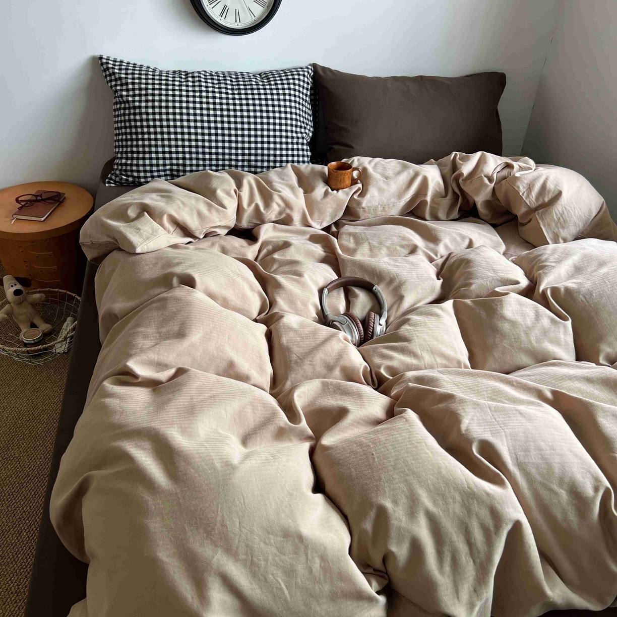 91家纺网 家纺一手货源 找家纺 2025新款全棉人字纹四件套（茶色山野） 茶色山野（黑小格混搭深棕）